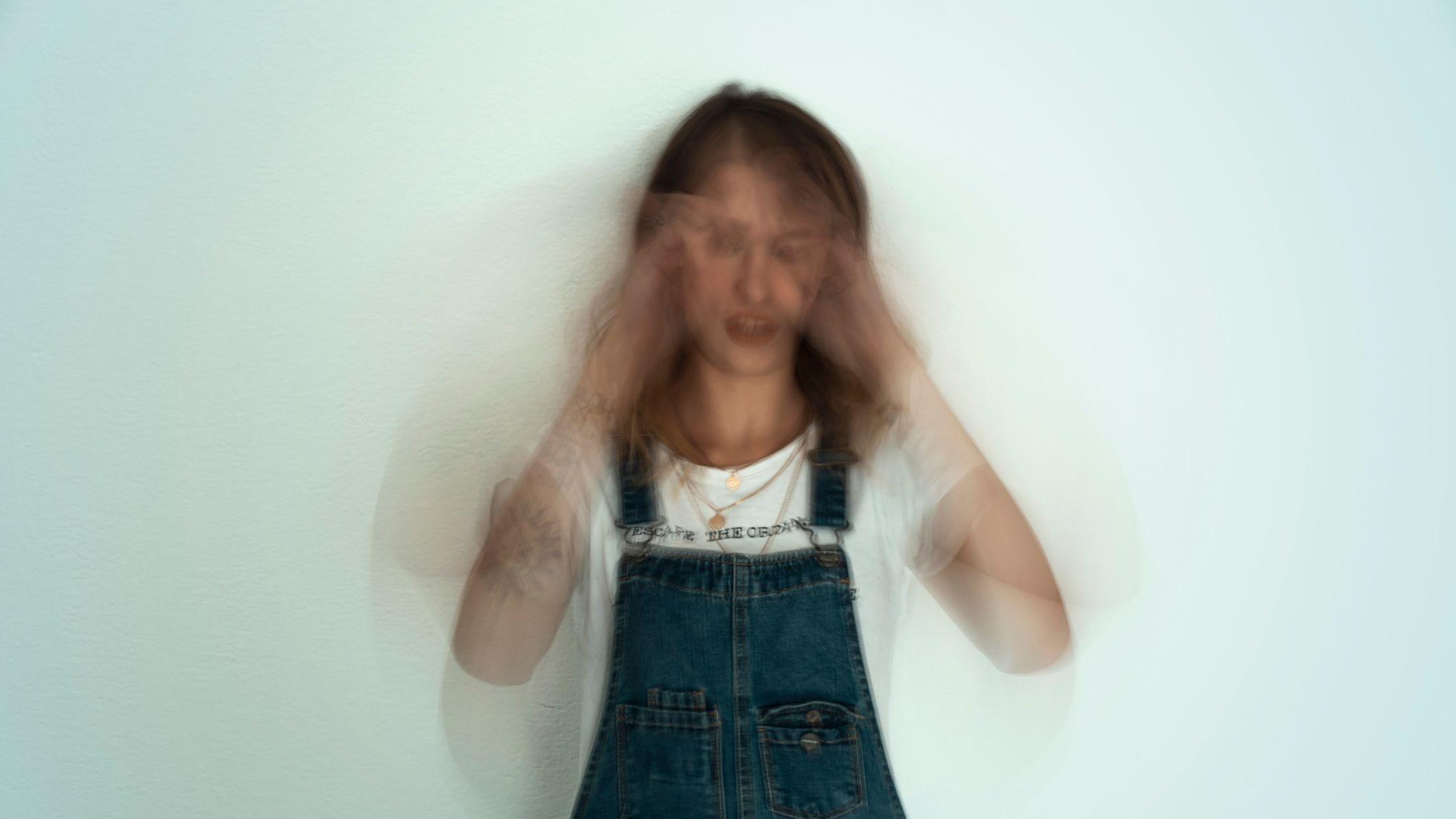 Mutna fotografija žene koja je pod stresom