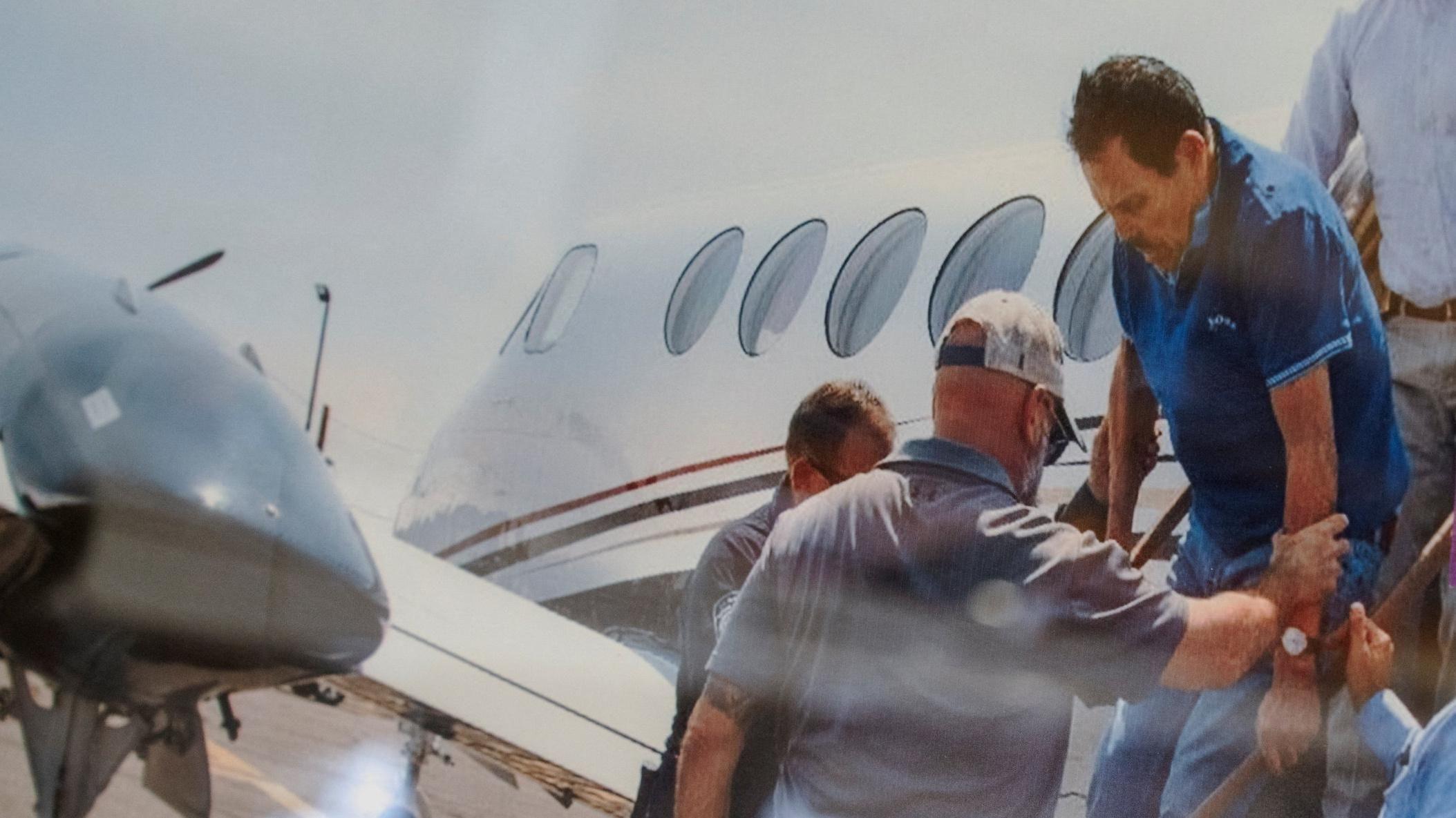 'El Majo', osnivač kartela Sinaloa osuđen na doživotni zatvor u SAD 1 Zambada, in a blue golf shirt, is helped off a small plane while being taken into custody in July 2024