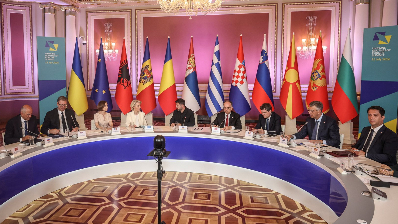 Srbija nije potpisala Kijevsku deklaraciju, Vučić u Ukrajini prvi put od početka ruske invazije 2 Lideri zemalja učesnica Samita u Kijevu sede za okruglim stolom, iza njih su zastave