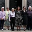 'Mrlja u našoj istoriji': Britanski premijer se izvinio zbog oduzimanja dece neudatim ženama 9
