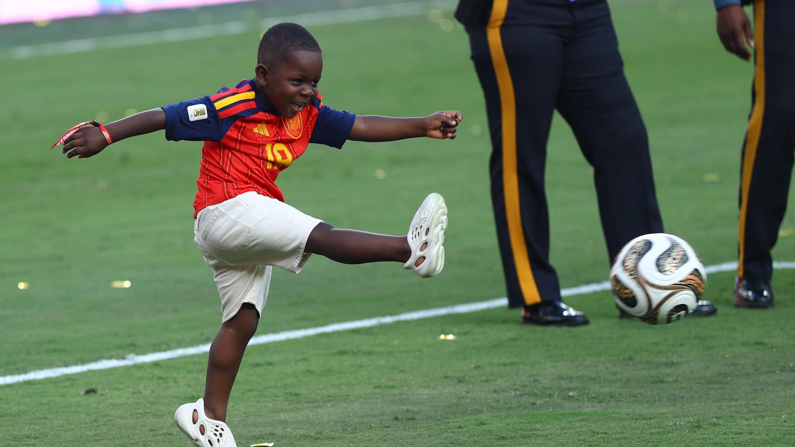 Lamin Jamal je svetski fudbalski šampion, ali prava zvezda je on 7 kejm šutira loptu
