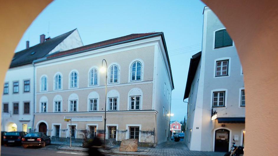 Hitlerova rodna kuća u Austriji pretvorena u policijsku stanicu 2 Pogled na kuću u kojoj je rođen Hitler