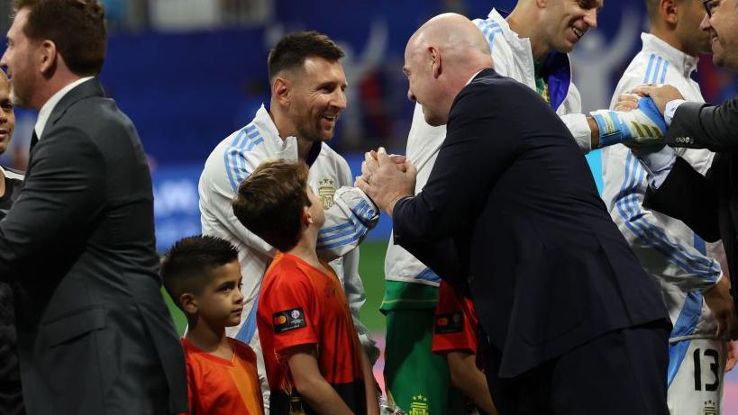 Jesu li Argentinci povlašćeni na Svetskom prvenstvu 4 Lionel Mesi se rukuje sa predsednikom FIFA Đanijem Infantinom