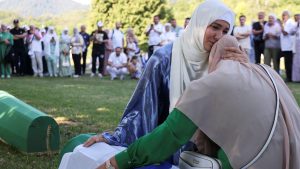 Pomen žrtvama genocida u Srebrenici, pisac Vladimir Arsenijević tvrdi da je napadnut u Beogradu 10 Pomen žrtvama genocida u Srebrenici, pisac Vladimir Arsenijević tvrdi da je napadnut u Beogradu 8