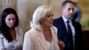 Le Pen može da se kandiduje na izborima, ali mora da nosi nanogvicu 9 Le Pen može da se kandiduje na izborima, ali mora da nosi nanogvicu 8