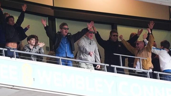 'Savršena fudbalska himna': Zašto engleski navijači i fudbaleri vole pesmu 'Wonderwall' 2 Noel (levo) i Lijam Galager slave pobedu Mančester Sitija u finalu FA kupa na stadjonu Vembli u maju 2026, uz malu pomoć prijatelja.