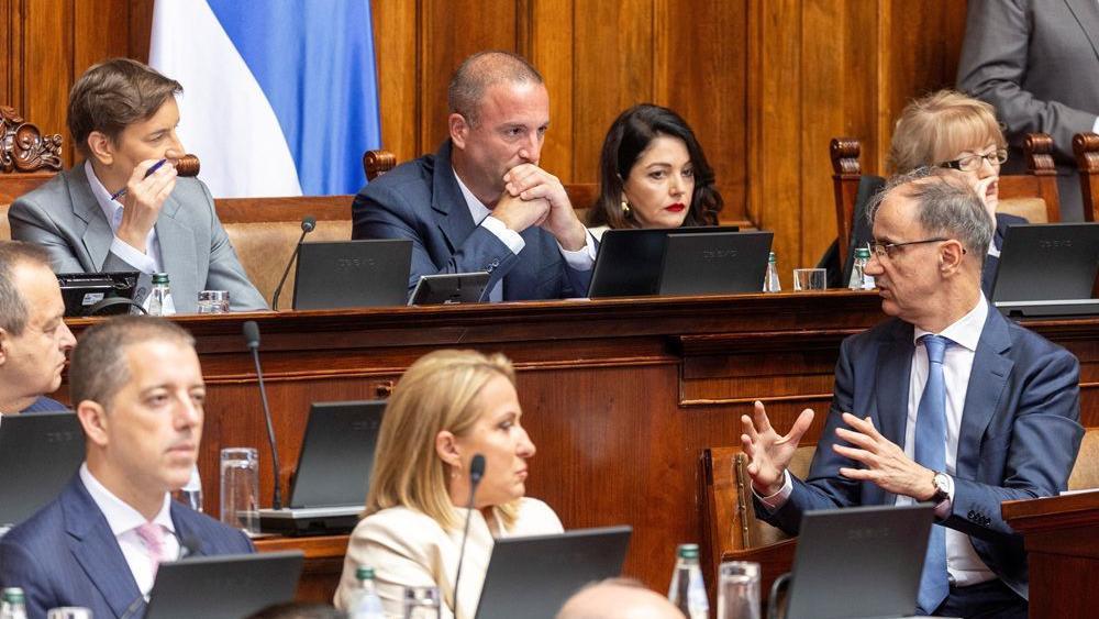 Predsednik Vlade Srbije Đuro Macut (desno), okreće se ka predsednici skupštine Ani Brnabić