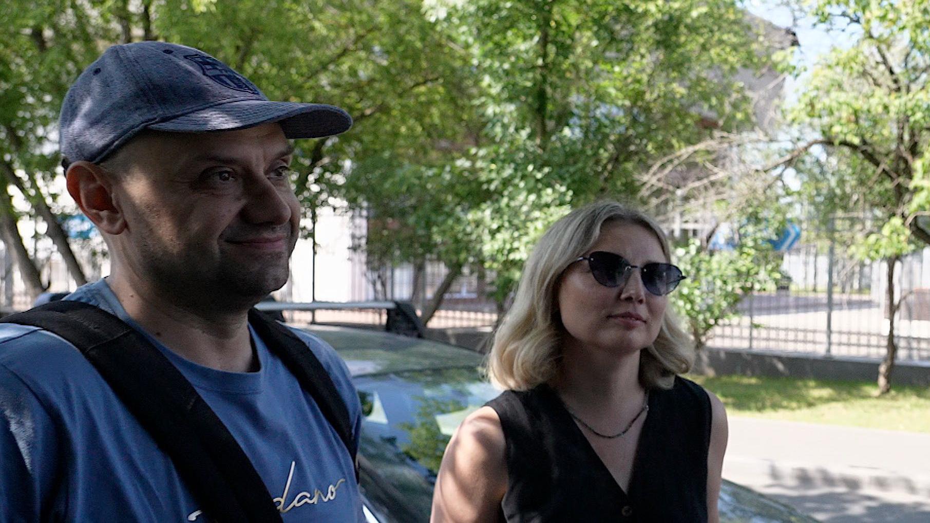 Može li nestašica goriva da promeni Putinovu taktiku u Ukrajini 3 Muškarac u plavoj majici i plavim kačketom na glavi sa rancem na leđima pored kojeg je žena u crnoj haljini i naočarima za sunce
