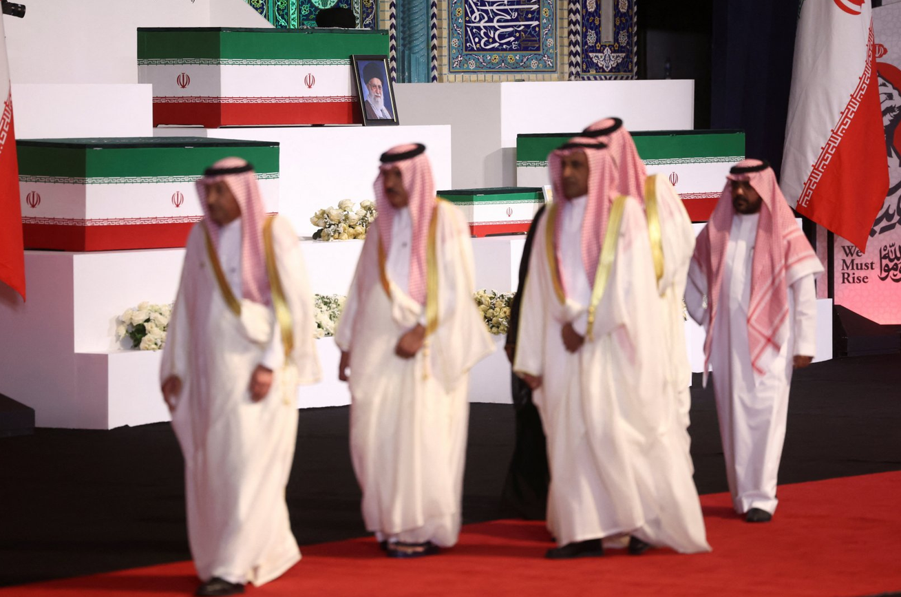 Zastave, prskalice za vodu i pozivi na osvetu: Iranci se opraštaju od ajatolaha Alija Hamneija 12 Delegacija Saudijske Arabije na sahrani u Teheranu