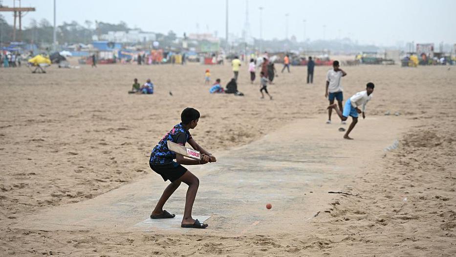 Osam od 10 najmnogoljudnijih zemalja ne učestvuje na Mundijalu - zašto 4 deca igraju kriket na plaži u indiji