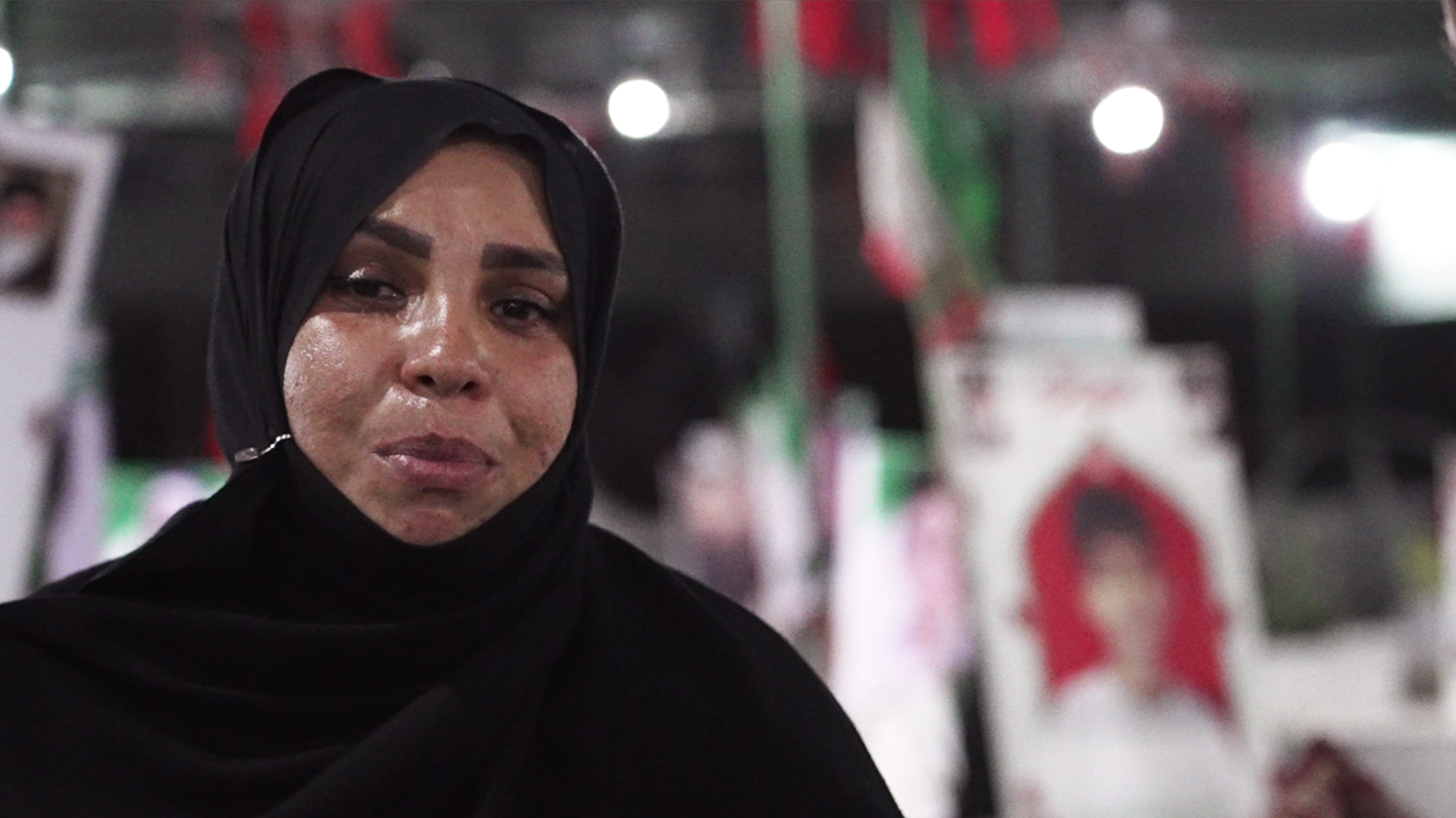 'Šta su oni nekom skrivili?': BBC u poseti iranskoj školi u kojoj je poginulo 120 dece 7 Masumeh Mehran Šehabadi na slici u crnom čadoru sa tužnim izrazom lica. Iza nje, blurovano, vide se fotografije dece na grobovima
