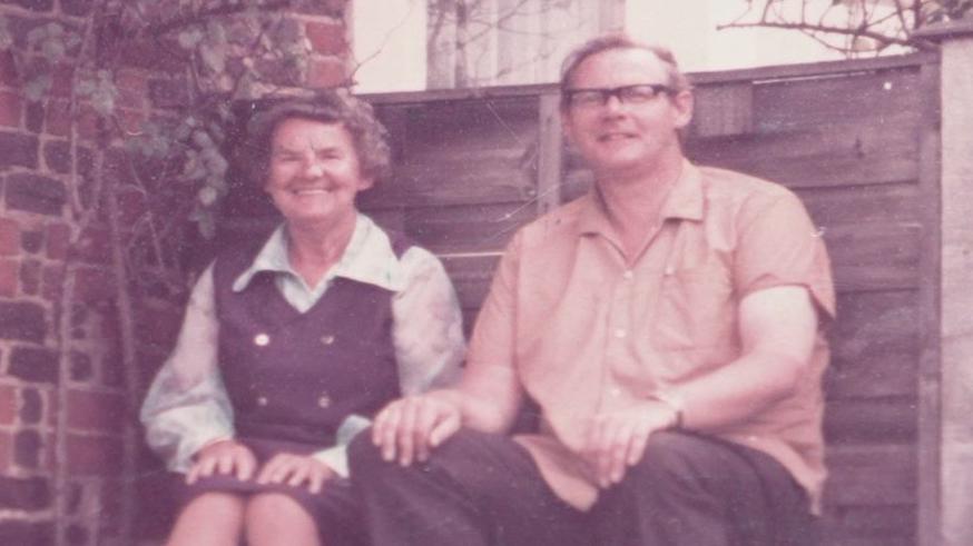 Braća osuđena za ubistvo počinjeno 1984. posle tajne policijske operacije 6 Entoni, na slici sa majkom