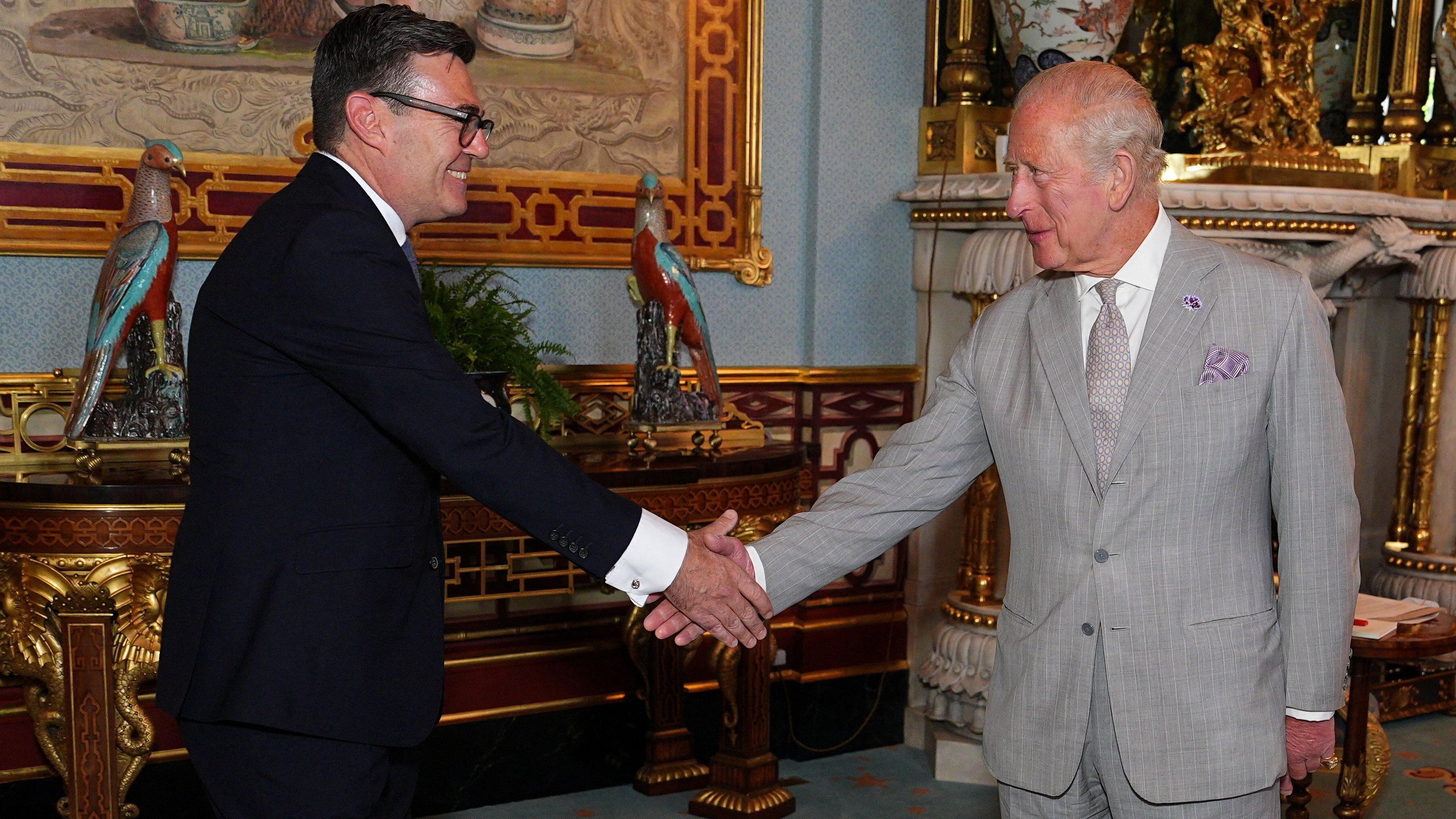 Sedmi premijer UK u 10 godina: Ko je Endi Barnam 1 endi barnam i kralj čarls se rukuju