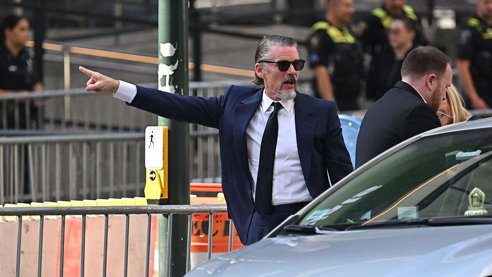 Venčali se Tejlor Svift i Trejvis Kels, ceremoniju vodio Adam Sandler 5 I glumac Itan Hok je bio među zvanicama u Medison Skver Gardenu