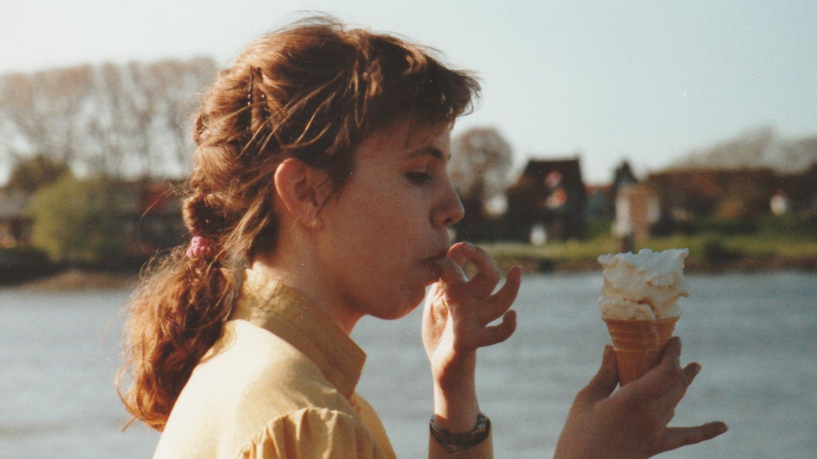 'Majka me je godinama maltretirala i ubeđivala da imam smrtonosnu bolest' 5 Nina jede sladoled u bolnici posle boravka van doma 1990. godine