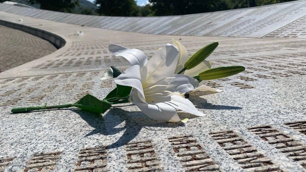 cvet na spomeniku u Potočarima