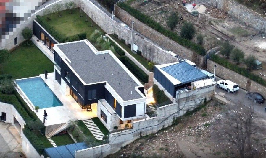 Brutalni sukob Škaljarskog i Kavačkog klana: Zvicer u bekstvu osuđen na 40 godina 3 vila u kotorskom naselju Kavač koja se dovodi u vezu sa Radojem Zvicerom, navodnim vođom Kavačkog klana