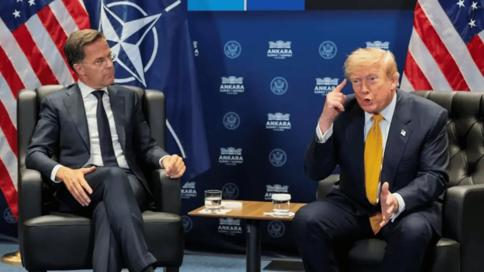 Uprkos busanju u prsa, Tramp nema bolju opciju od pregovora sa Iranom: BBC urednik 2 Mark Rute (levo) u tamnom odelu i naočarima za vid gleda u Donalda Trampa (desno) koji prostom pokazuje na glavu i priča