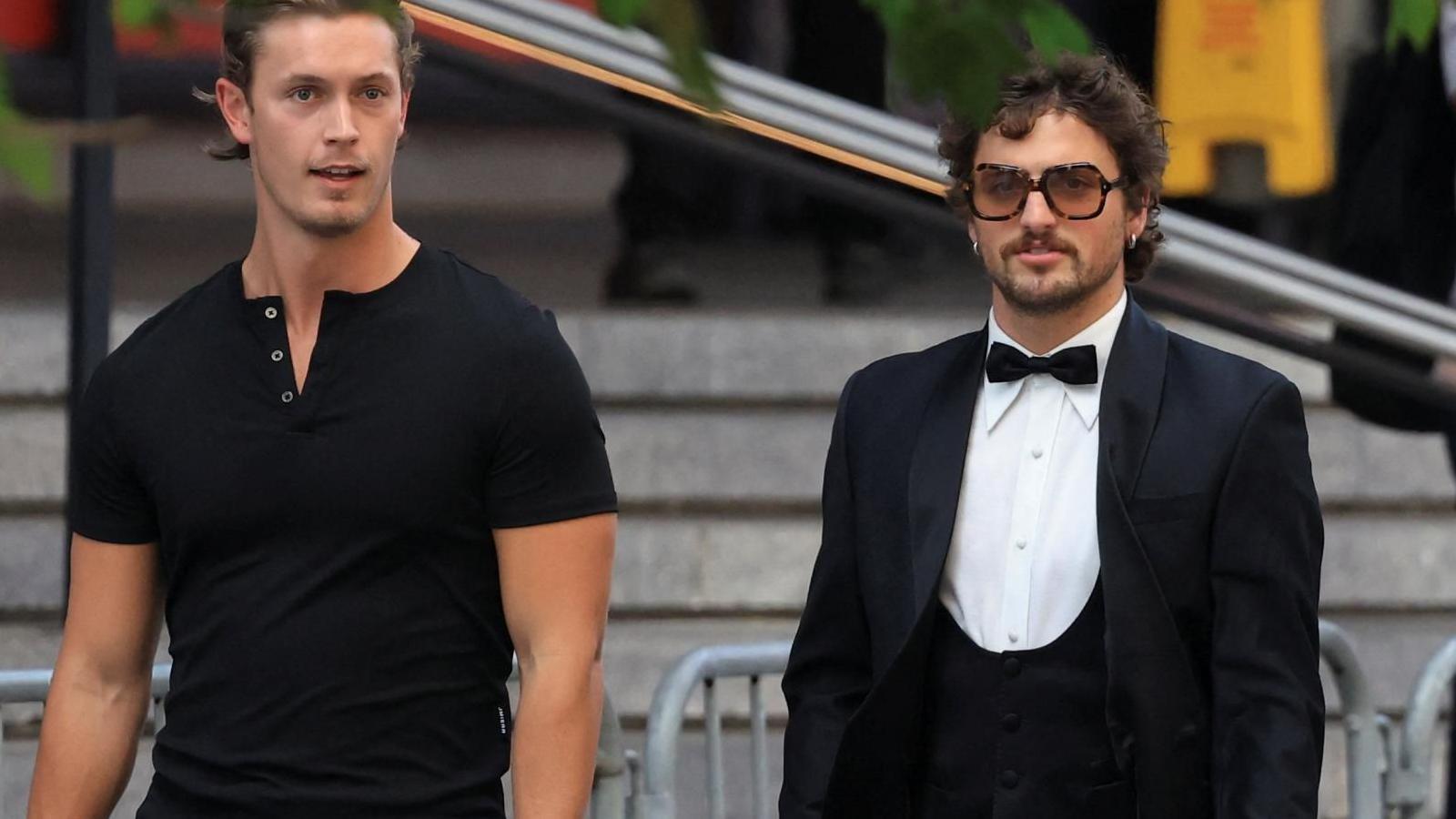Venčali se Tejlor Svift i Trejvis Kels, ceremoniju vodio Adam Sandler 6 Američki pevač Benson Bun (desno) stigao je u elegantnom smokingu