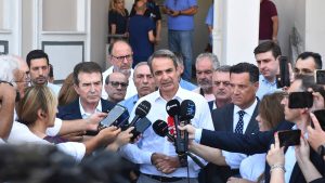 U Grčkoj napadi zapaljivim bombama na političare, jedna političarka povređena, njena majka poginula 6