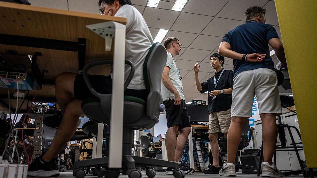 Bura u Tokiju zbog 'nosite bermude na poslu' 2 četvorica muškaraca u kancelariji u Tokiju, u Japanu