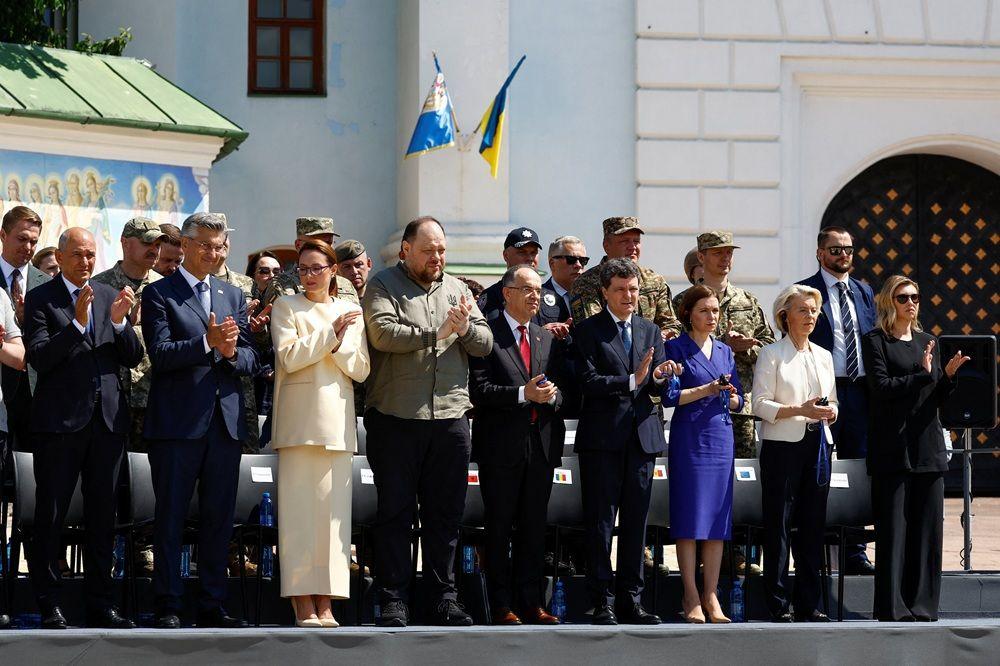 Srbija nije potpisala Kijevsku deklaraciju, Vučić u Ukrajini prvi put od početka ruske invazije 5 Prva dama Ukrajine Olena Zelenska, premijerka Julija Sviridenko, predsednik ukrajinske skupštine Ruslan Stefančuk, predsednica Evropske komisije Ursula fon der Lajen, predsednica Moldavije Maja Sandu, predsednik Rumunije Nikusor Dan, hrvatski premijer Andrej Plenković, slovenački premijer Janez Janša i predsednik Albanije Bajram Begaj na ceremoniji povodom Dana državnosti Ukrajine ispred crkve Svetog Mihaila u Kijevu