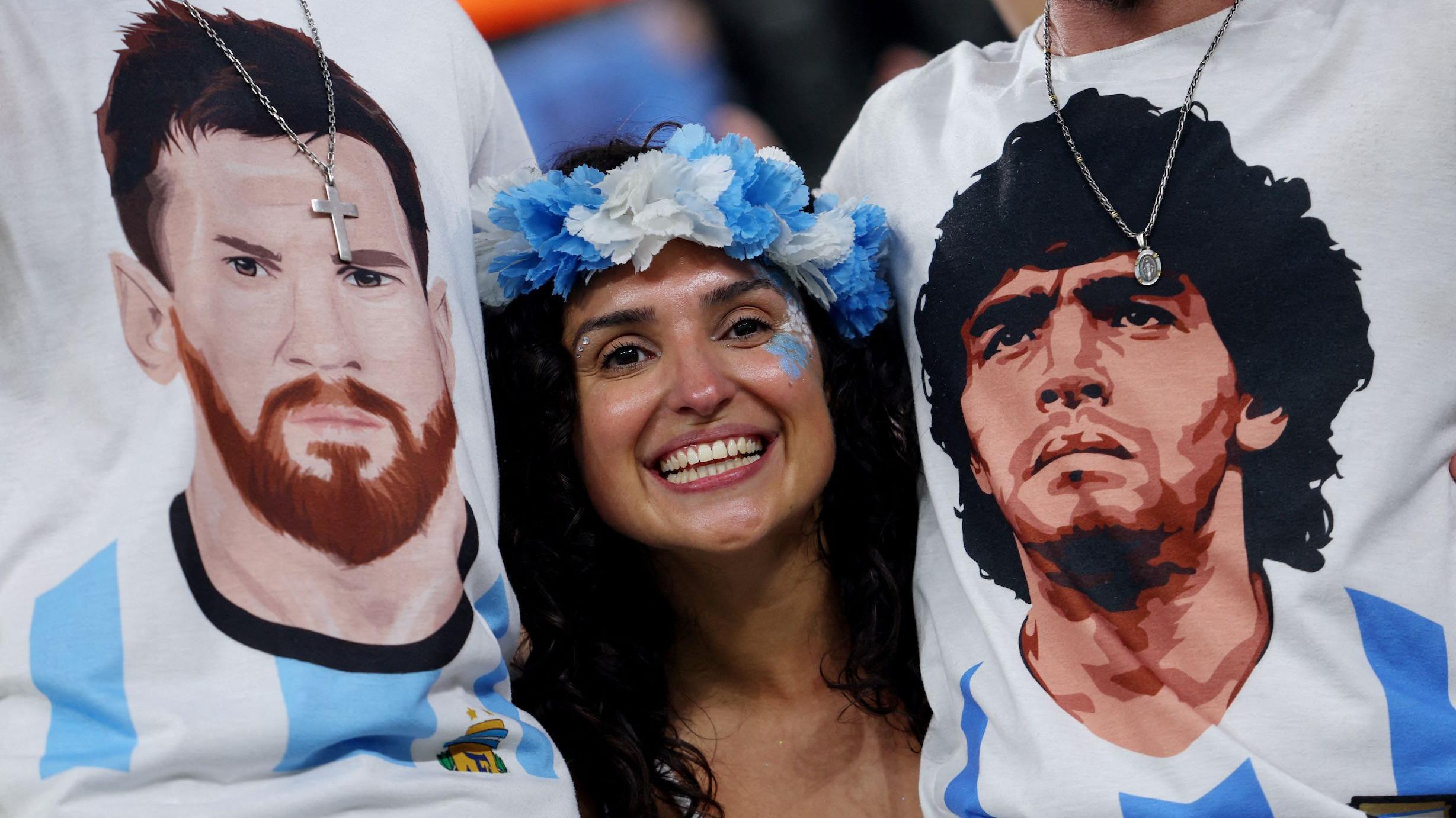 Tamo gde je fudbal više od života, a Maradona i Mesi u panteonu najvećih 10 Navijačica sa majicama sa likovima Mesija i Maradone