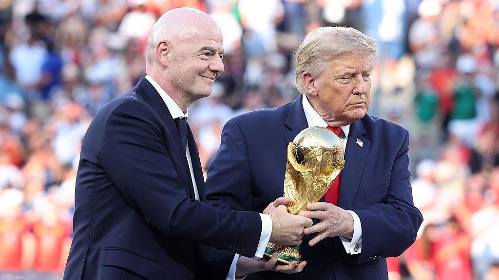 Infantino odgovorio kritičarima: 'Meditirajte, molite se ili gledajte fudbal' 2 Predsedniku Trampu (desno) u decembru je uručena FIFA nagrada za mir