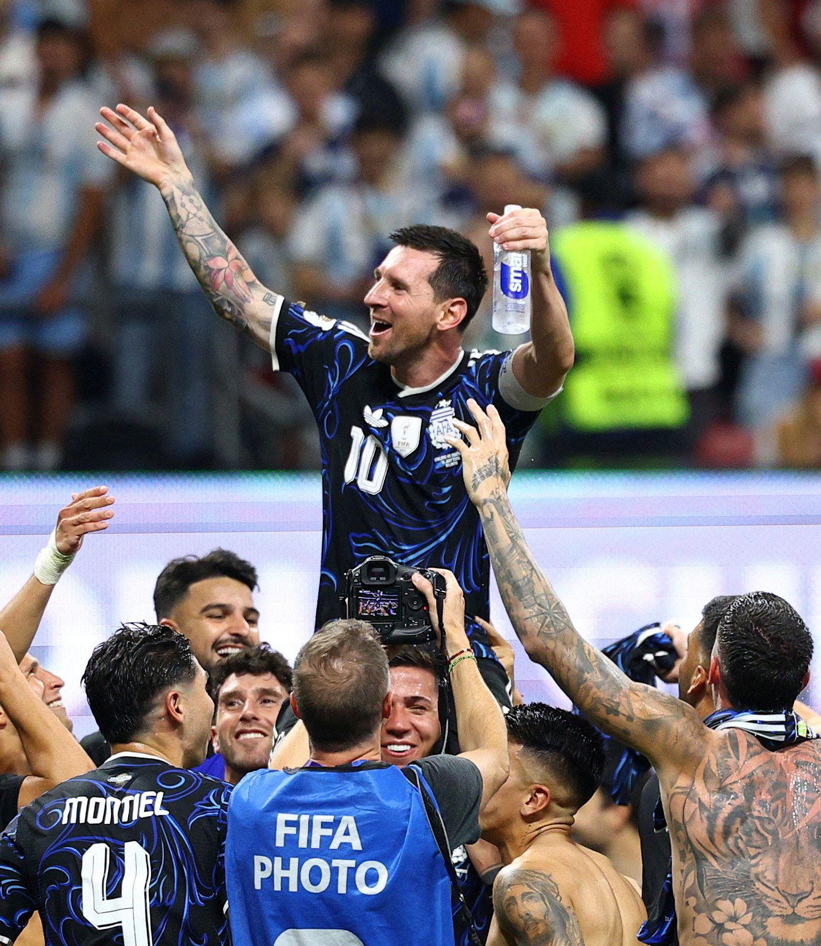Istorijska fotografija broj 2: Mesi kupao Jamala kao bebu, pa ga Španac rasplakao 9 mesi na rukama saigrača posle pobede argentine nad engleskom u polufinalu svetskog prvenstva