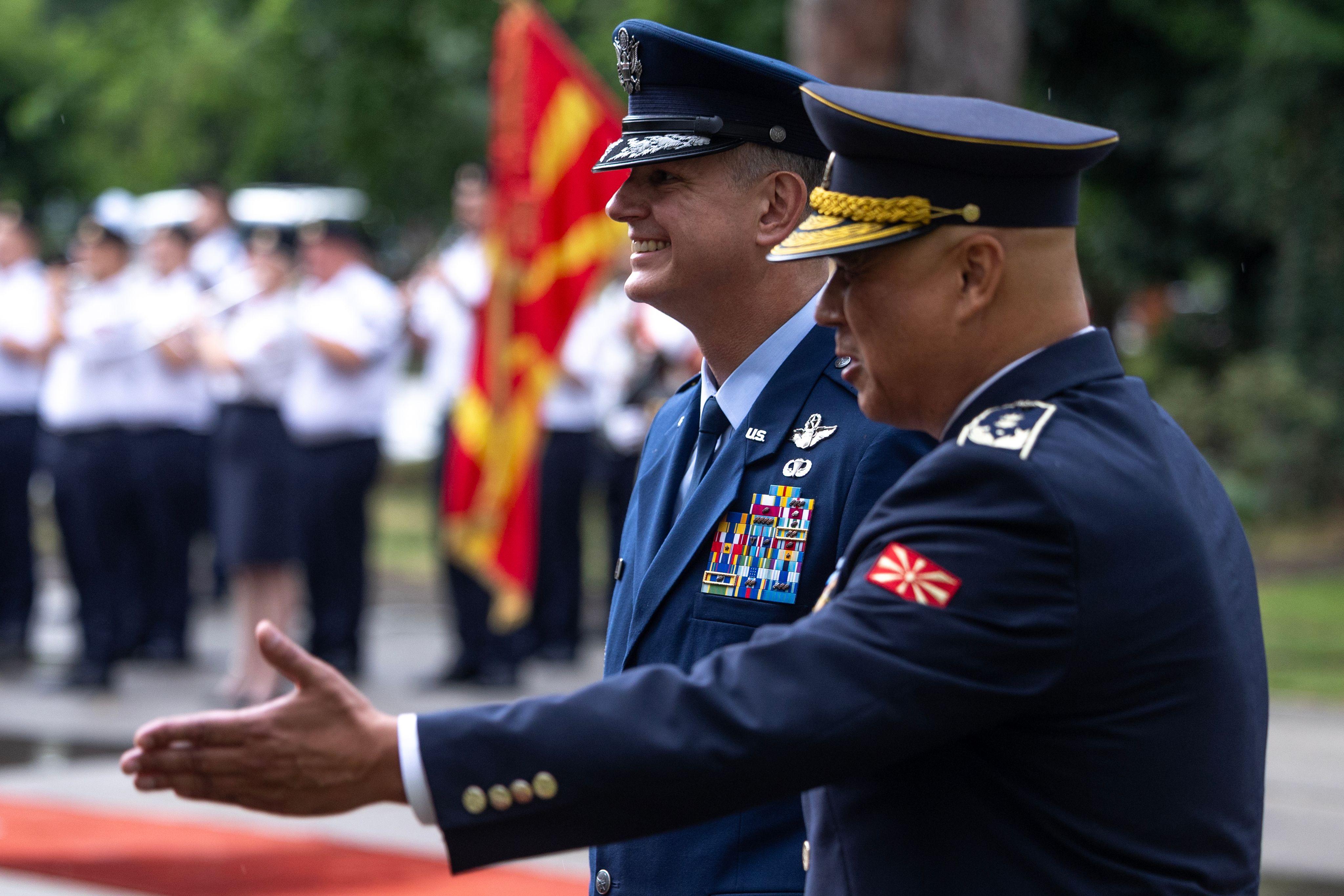 General Aleksus Gregori Grinkevič (levo), komandant Evropske komande SAD, i vrhovni komandant savezničkih snaga NATO-a, u pratnji general-majora Saška Lafčiskog, načelnika Generalštaba Vojske Republike Severne Makedonije, na ceremoniji dočeka u Skoplju, 30. juna 2026. godine