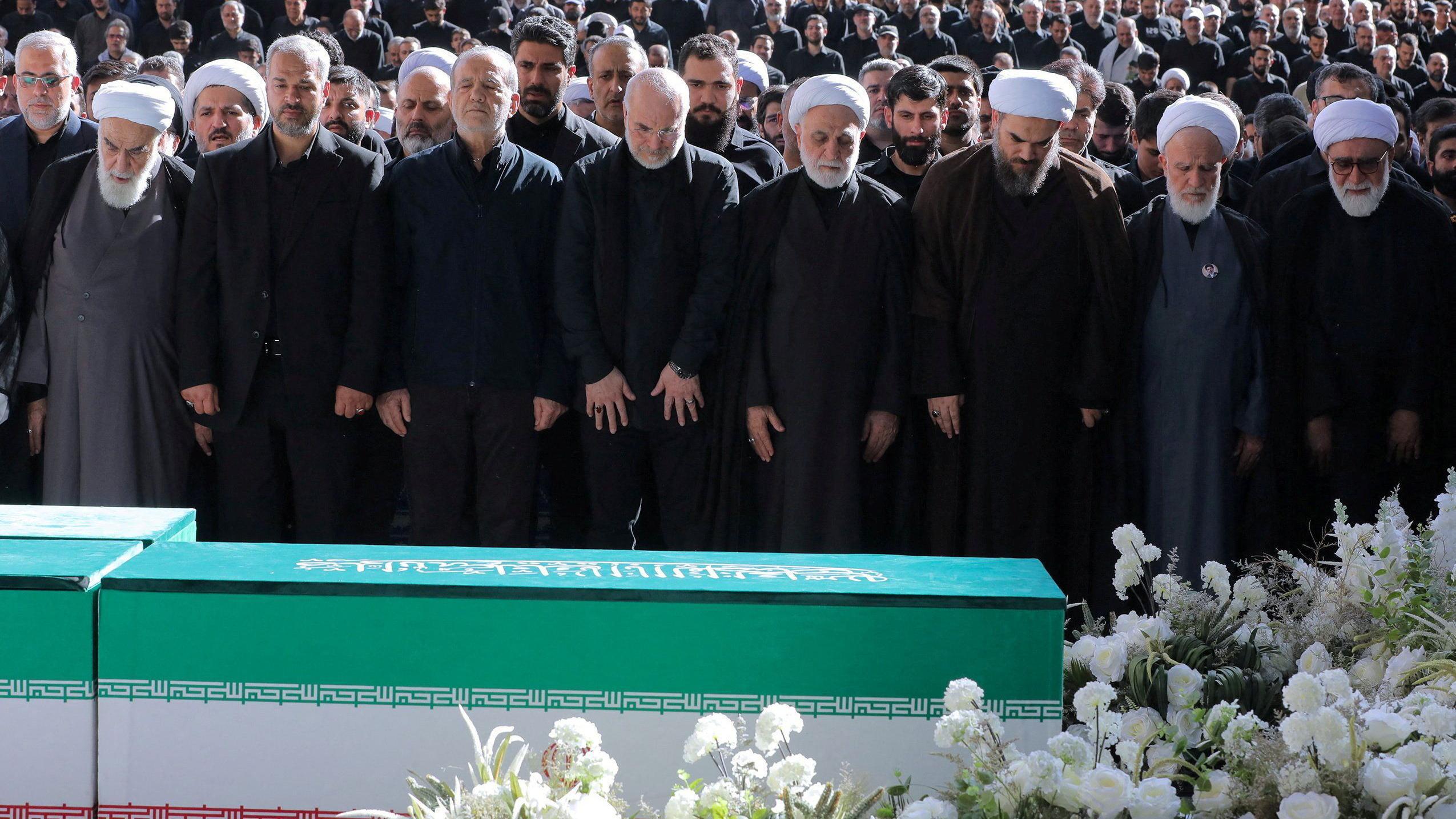 Zastave, prskalice za vodu i pozivi na osvetu: Iranci se opraštaju od ajatolaha Alija Hamneija 6 Sahrani je prisustvovao i iranski predsednik Masud Pezeškijan