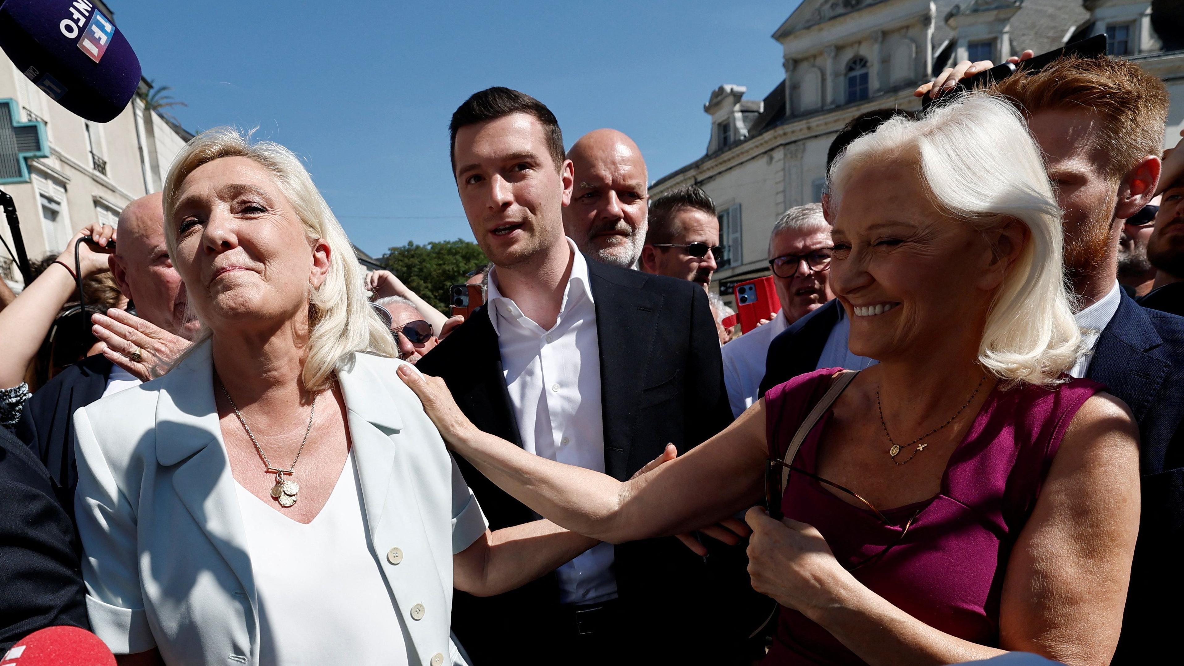 Sprema li se novi uzlet desnice: Marin Le Pen u predsedničkoj kampanji 1 marin le pen okružena pristalicama