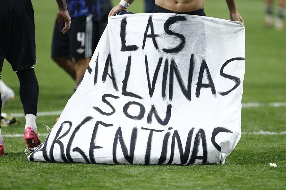 argentina - engleska, navijači argentine, malvini su argentinski, folklandski rat