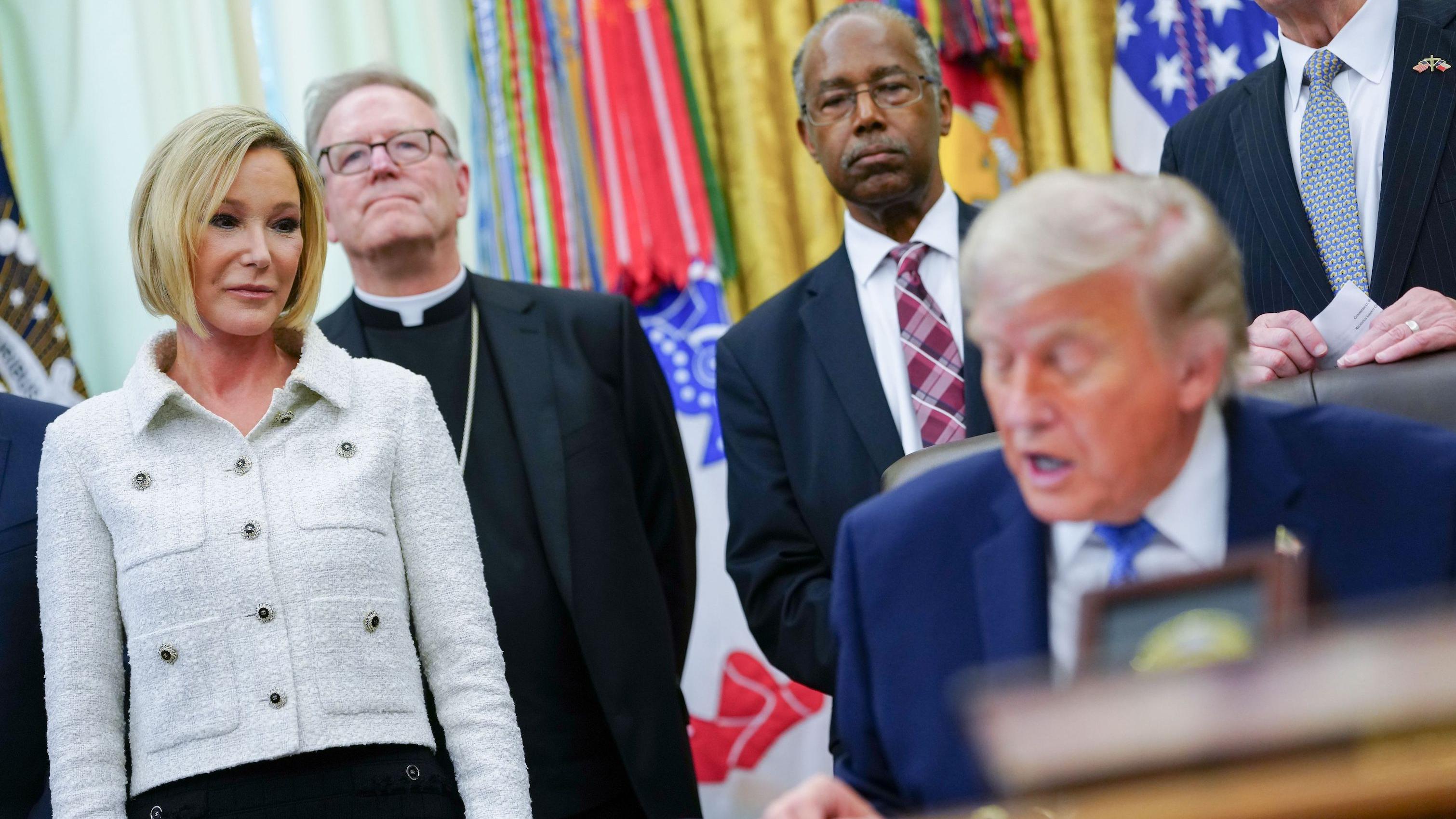 Šta radi duhovni savetnik predsednika Amerike: Pet stvari koje treba da znate 3 Pola Vajt Kejn (skroz levo) i Donald Tramp u Beloj kući
