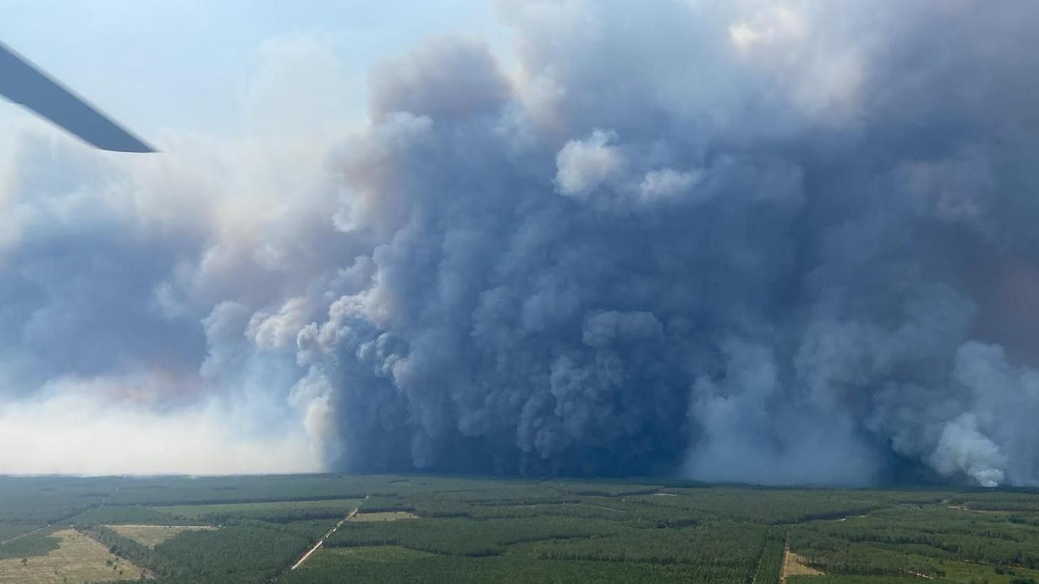 Fotografija iz materijala koju je obezbedila Vatrogasno-spasilačka služba 22 (SDIS33) prikazuje pirokumulonimbus, džinovski oblak nastao usled velikog požara, viđen iz vatrogasnog helikoptera iznad sela Somos, Francuska, 25. jula 2026. godine.