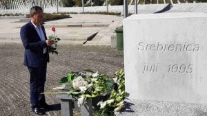 Niški političar Dragoslav Ćirković dobio pretnje zbog fotografije o polaganju cveta na spomenik u Srebrenici
