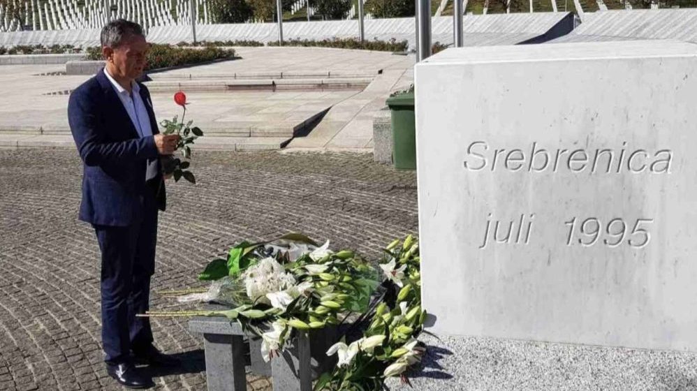 Niški političar Dragoslav Ćirković dobio pretnje zbog fotografije o polaganju cveta na spomenik u Srebrenici 10