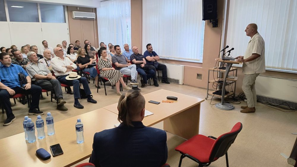 koalicija 381 Zašto je u Nišu formirana predizborna Koalicija manjinskih stranaka iako u gradu jedva ima Crnogoraca, Bošnjaka, Vlaha i Mađara? 2