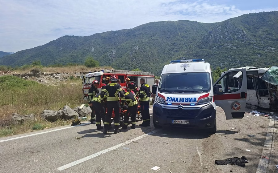 Saobraćajna nesreća u Crnoj Gori Dan žalosti u Nišu: Grad obećao "svu potrebnu pomoć" za povratak povređenih u nesreći u Crnoj Gori, prva Nišlijka stigla sanitetom koji su platile komšije 2