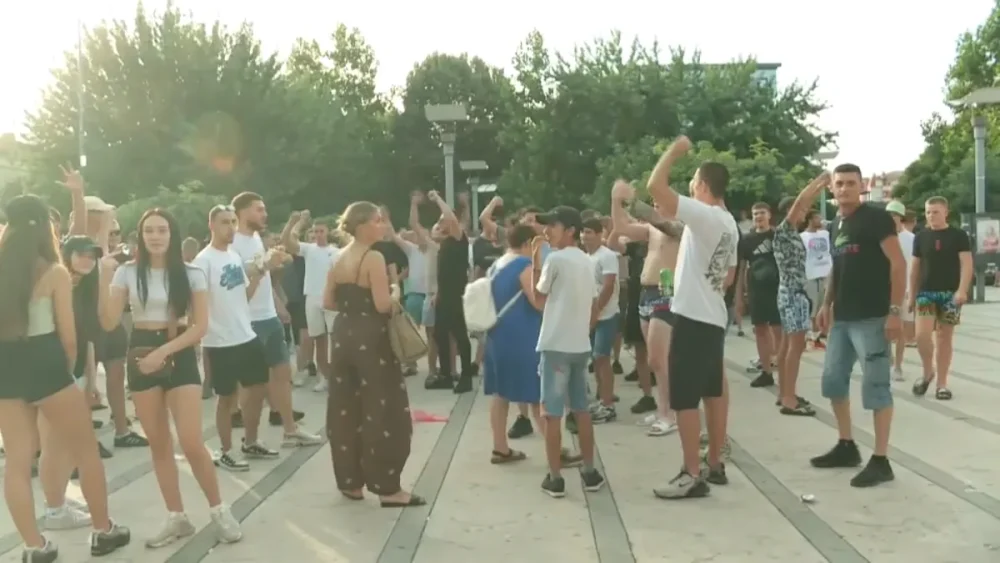 Protivnici Prajd karavana u Pirotu Oštroj osudi napada na novinare koji su pratili Prajd karavan u Pirotu pridružili se studenti u blokadi: Organizatori traže smenu načelnika lokalne policije 2