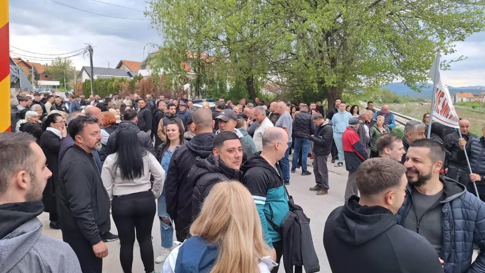 Protest u Borskoj ulici Protest stanovnika Borske ulice: Da li železnička obilaznica deli Nišlije na građane prvog i drugog reda? 2