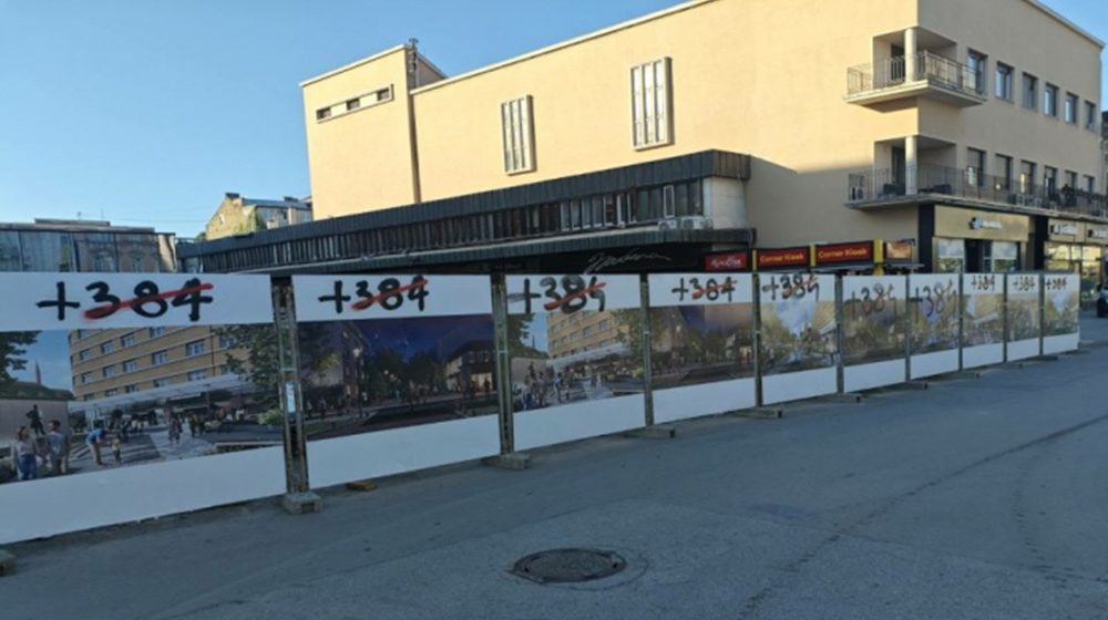 Novi Sad opet osvanuo išaran: Po centru ispisani grafiti precrtanog broja +384 11