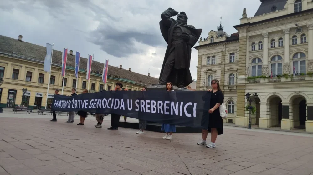 Omladinski centar CK13 i prijatelji, obeležili u centru Novog Sada godišnjicu genocida u Srebrenici 10