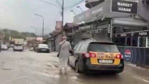 Nevreme zahvatilo Novi Pazar, velike količine vode na ulicama 11 Nevreme zahvatilo Novi Pazar, velike količine vode na ulicama 10
