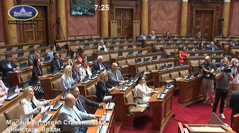 Opozicija lupa šakama o sto i opstruiše izaganje ministarke Đurđević Samenkovski 10