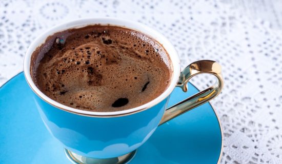 Koliko kašičica kafe treba staviti u džezvu? Pravi odnos za savršenu tursku kafu 11
