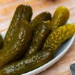Domaći kiseli krastavci ostaće hrskavi ako u teglu dodate ovaj jednostavan sastojak 10