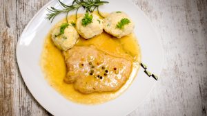 Lovačke šnicle, recept za savršeno mekano meso u bogatom sosu