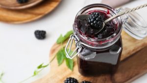 Miris leta u tegli: Proveren recept za domaće slatko od kupina 5 kupina
