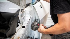 Na tržištu rada teško pronaći autolimare iako plata ide i do 180.000 dinara: Koja su još zanimanja deficitarana?